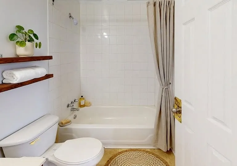 630 Dundas St — Photo 3