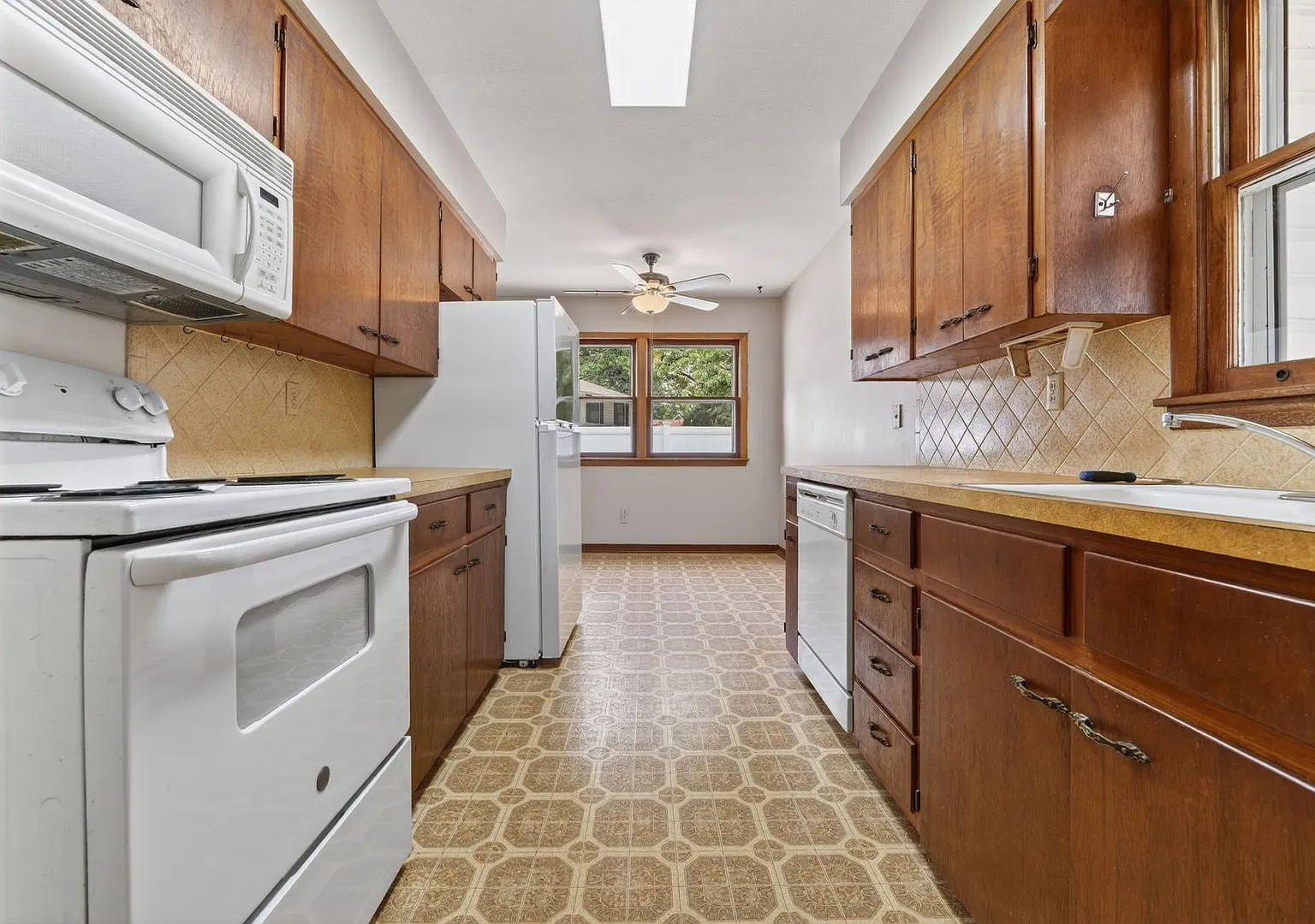 610 E Elaine — Photo 2