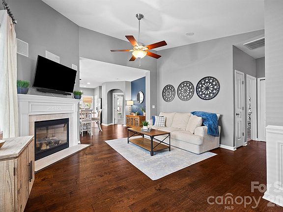 3rd image of 417 Silver Cypress Ln