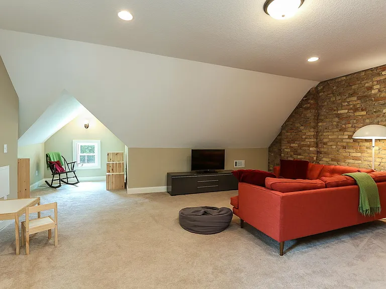 890 Goodrich Ave — Photo 20