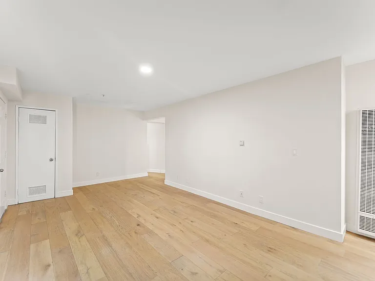231 E Hyde Park Blvd — Photo 4