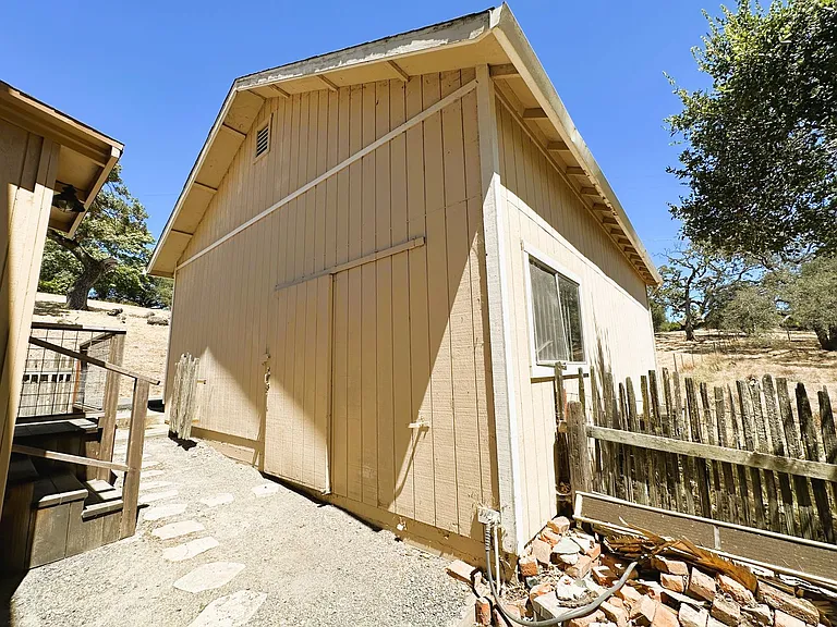 402 Ormsby Ln — Photo 23