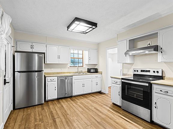 2nd image of 601 Mountain St NE
