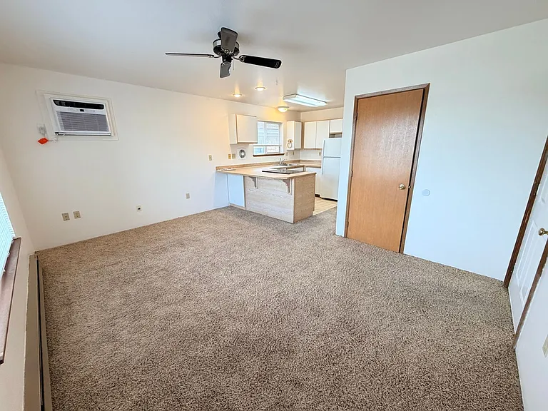 511 Yakima St — Photo 3