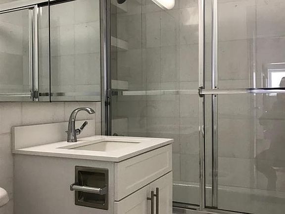 5th image of 200 E 71st St APT 2E