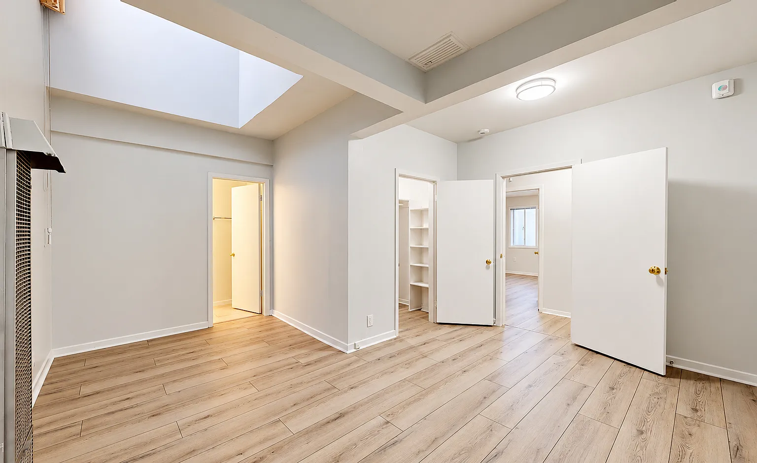 Spacious 2BR/2BA in Pacific Heights | Pet Friendly — Photo 4