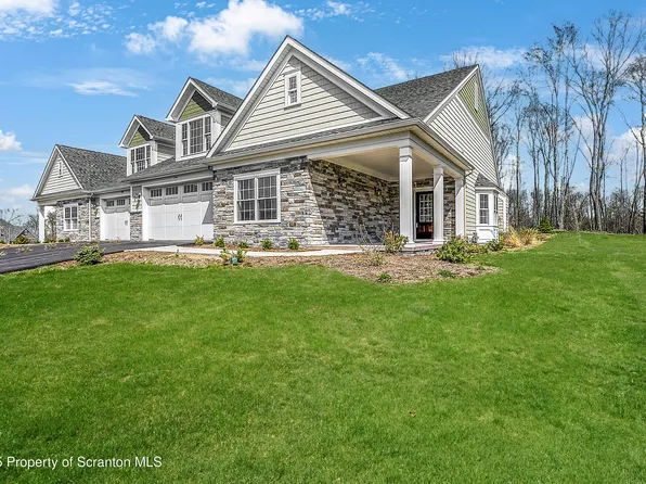 206 Oak Hill Cir, Clarks Summit, PA 18411