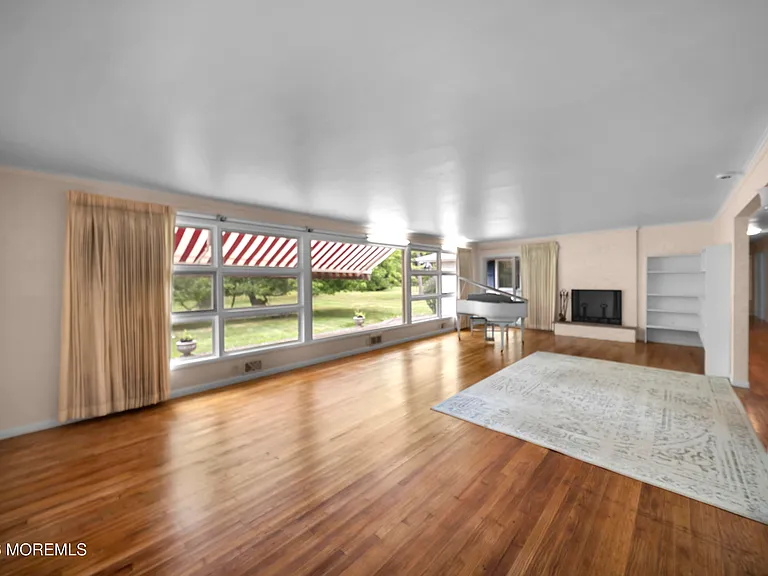 170 Bingham Ave — Photo 4