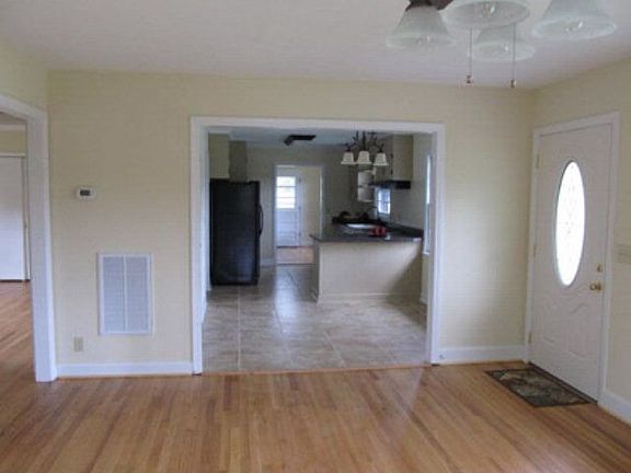 2nd image of 1033 E Oak Hill Dr