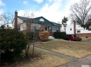 107 Hillary Ln, Westbury, NY 11590