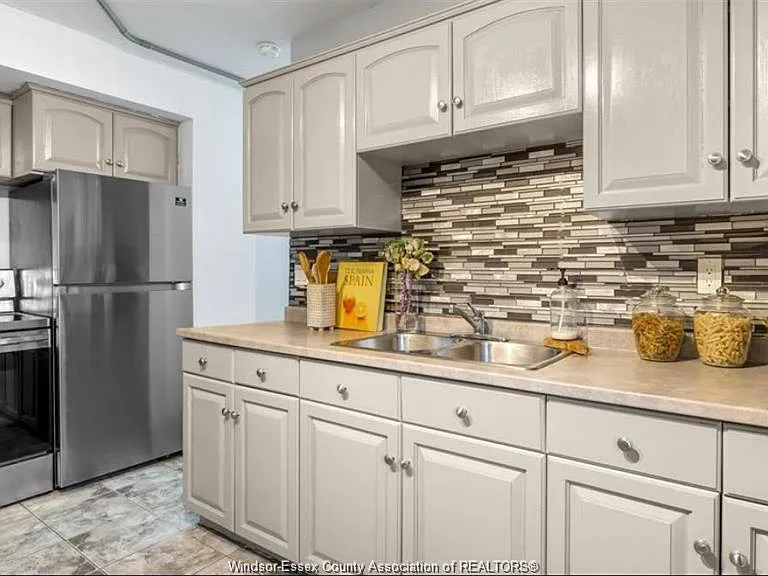 329 Pierre Ave #MAIN FLOOR — Photo 5