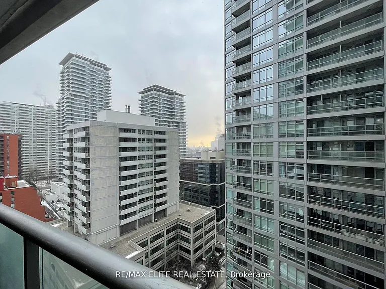 2221 Yonge St #1105 — Photo 8