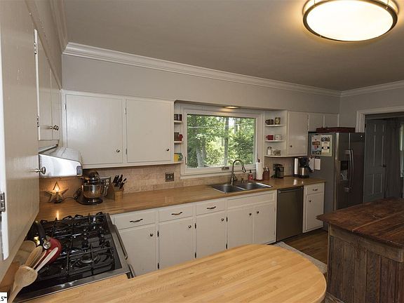5th image of 1 Woodfern Cir