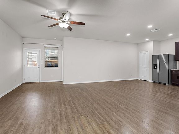 5th image of 17423 Desmond St