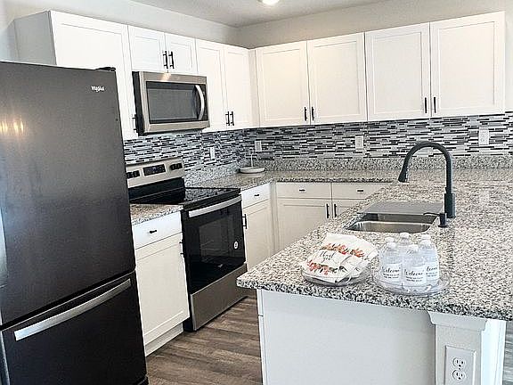 3rd image of 575 River Hill Dr