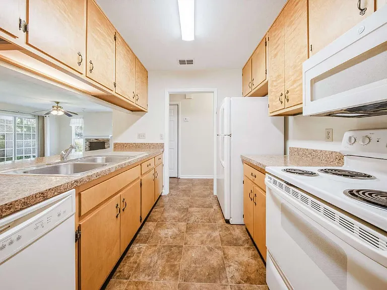 1402 Sturbridge Pl — Photo 16