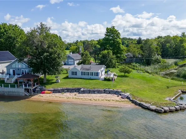 17625 Hy Knoll Dr, Sackets Harbor, NY 13685