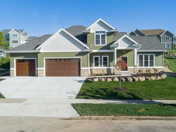 1113 N Division St, Waunakee, WI 53597