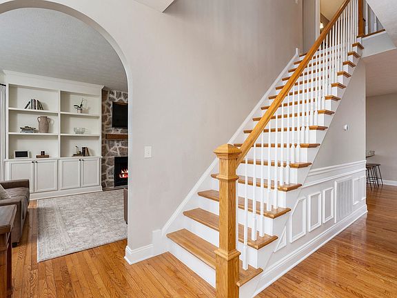 3rd image of 29 Foxcrest Rdg