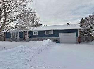 18 Forest Park Ave W, Ottawa, ON K2E 5A1