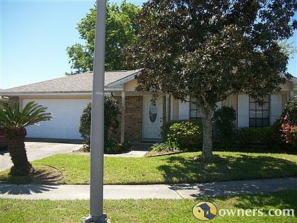 front of home with 2 car garage