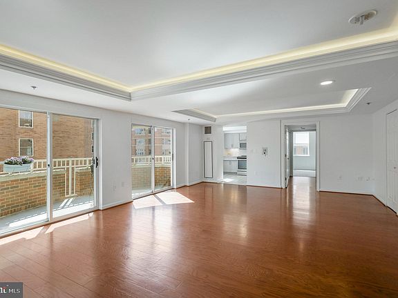 3rd image of 900 N Taylor St APT 905-907