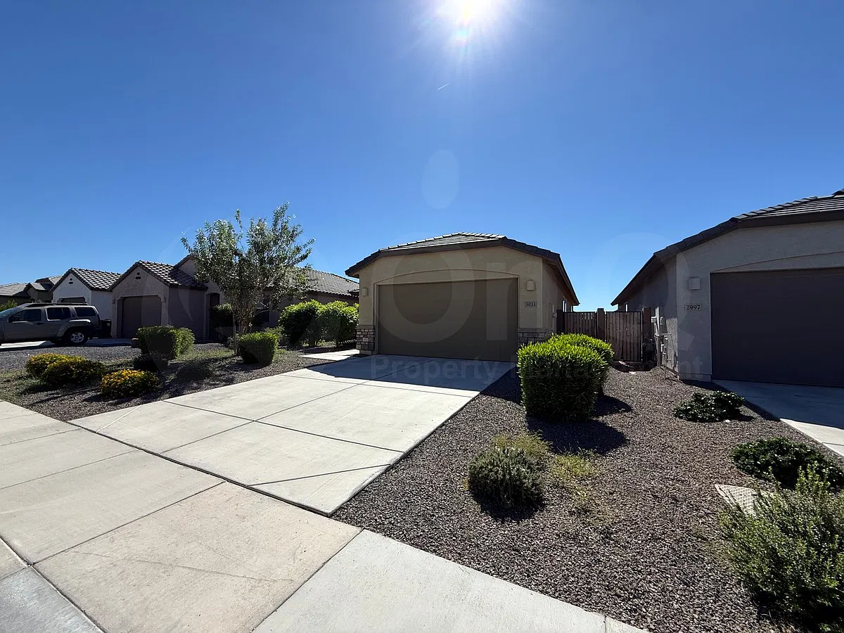 3 bed, 2.0 bath, 1402 sqft, $1,950 — Photo 3