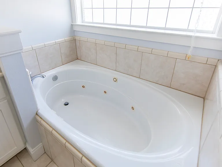 Jetted tub in primary suite.