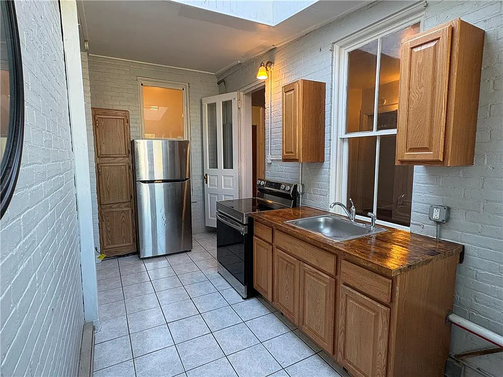 3 bed, 3.0 bath, 1000 sqft, $1,700 — Photo 2