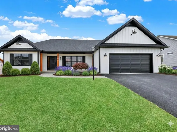 13 Rolling Meadow Rd, Lebanon, PA 17046