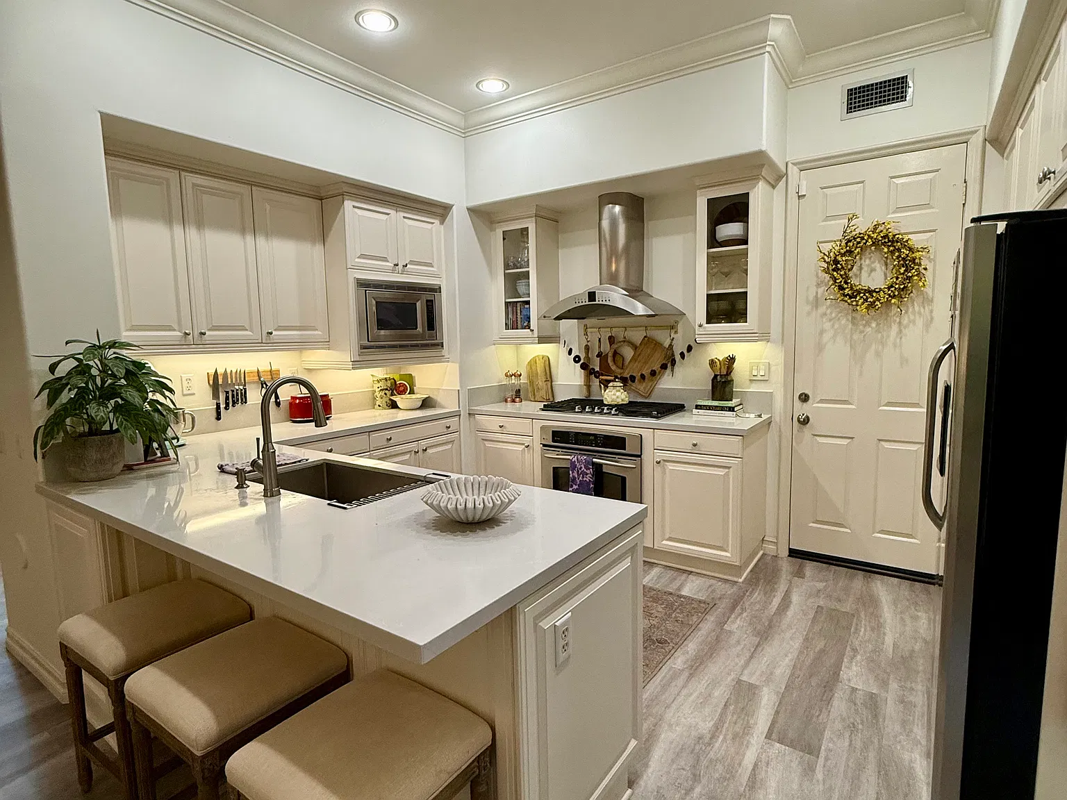 3 bed, 2.5 bath, 2204 sqft, $8,000 — Photo 4