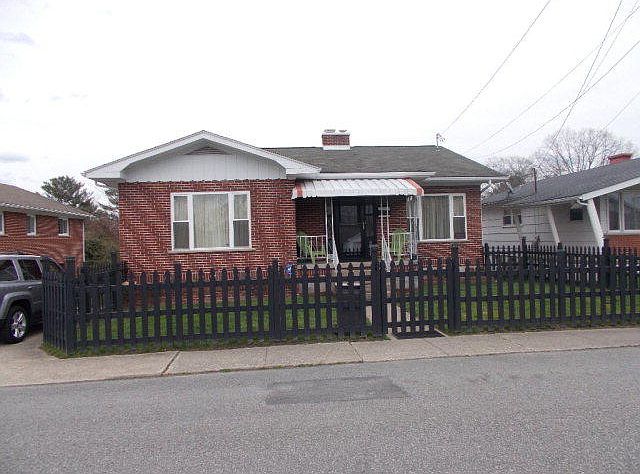 1st image of 217 Edgewood Dr