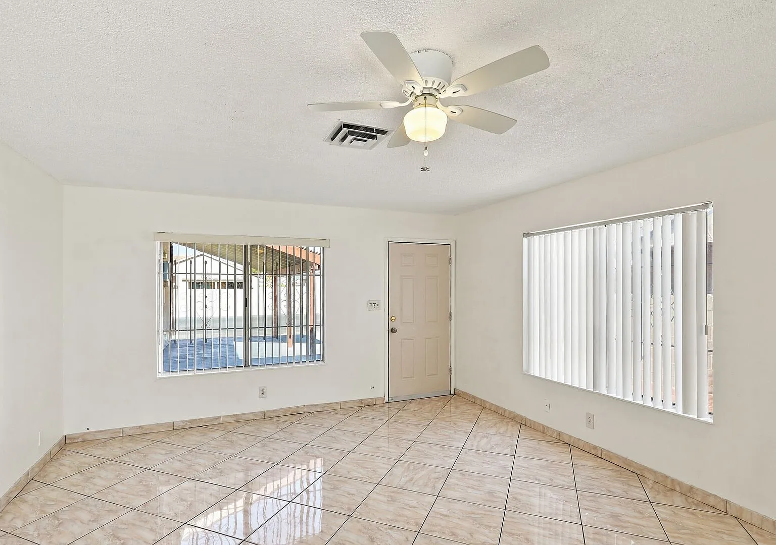 3 Bedroom Home Located In The Heart Of Spring Valley — Photo 4
