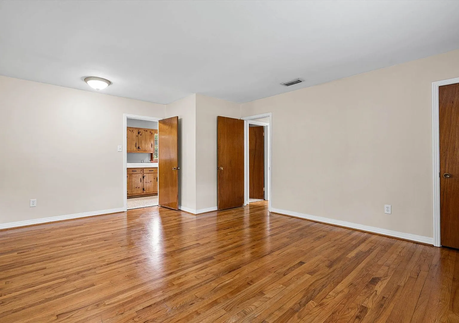 Charming 3-Bedroom Home with Fenced Yard Convenient Location! — Photo 3
