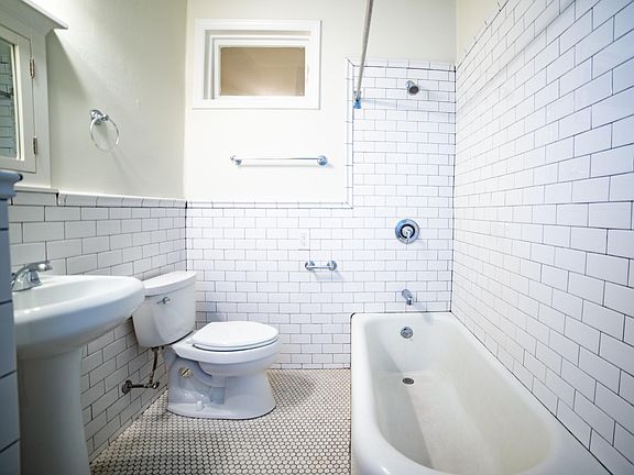 3rd image of 420 E Armour Blvd APT 1CW