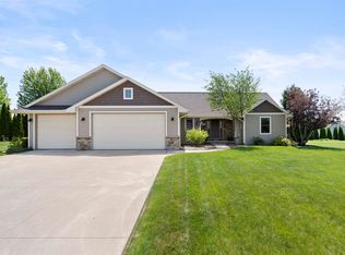 W7133 Englewood Dr, Greenville, WI 54942