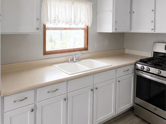 3rd image of 1110 N Summit St Lot B10