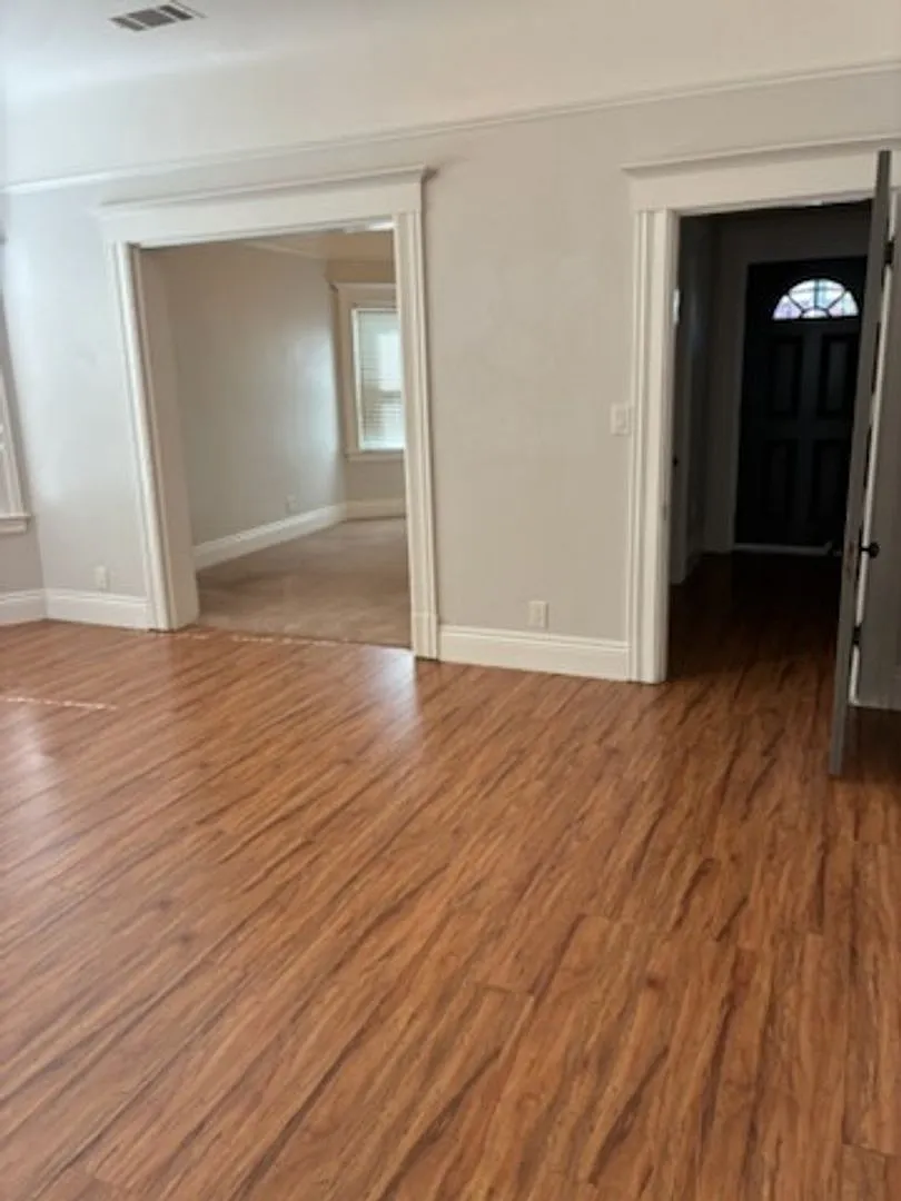 Available Now! 2 Bedroom 1 Bath In Mansion Flats — Photo 2