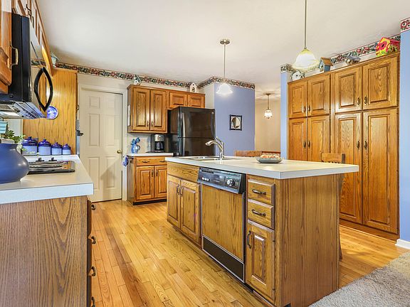 4th image of 892 Pioneer Ave