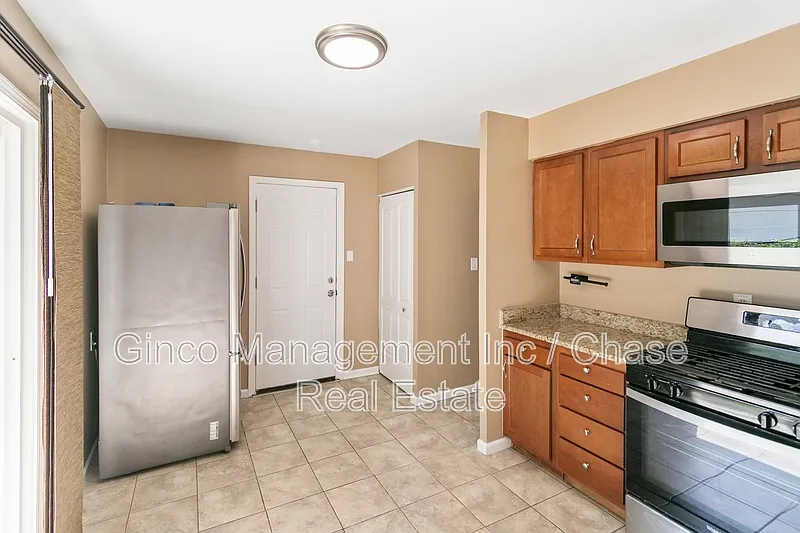 3 bed, 1.0 bath, 900 sqft, $2,395 — Photo 2