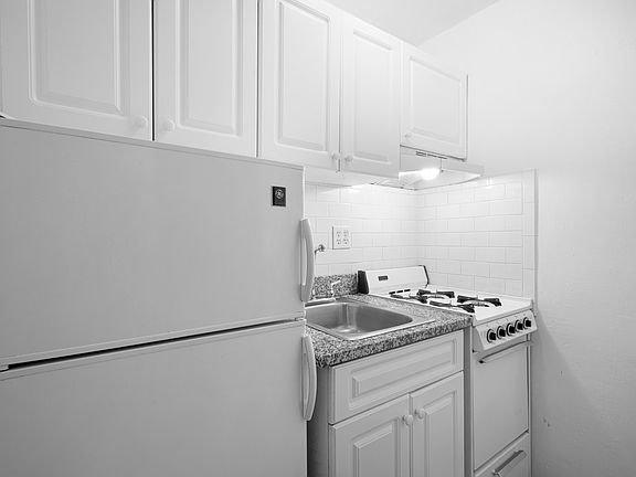 4th image of 160 W 71st St APT 10B