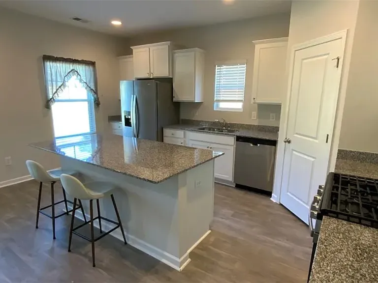 1044 Fairfield Dr — Photo 6