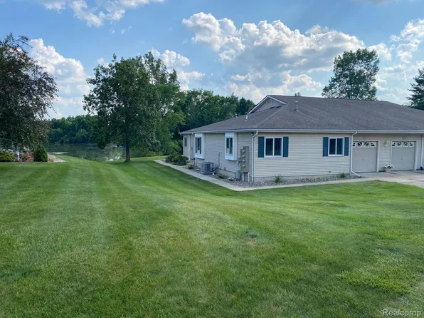 1093 Lake Park Cir, Grand Blanc, MI 48439