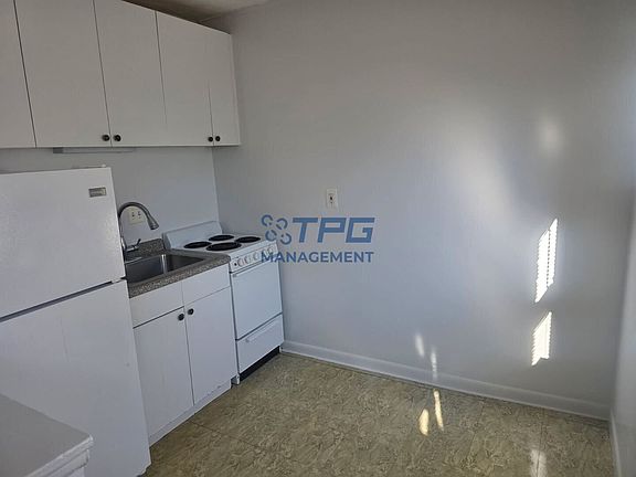 4th image of 239 Spring St