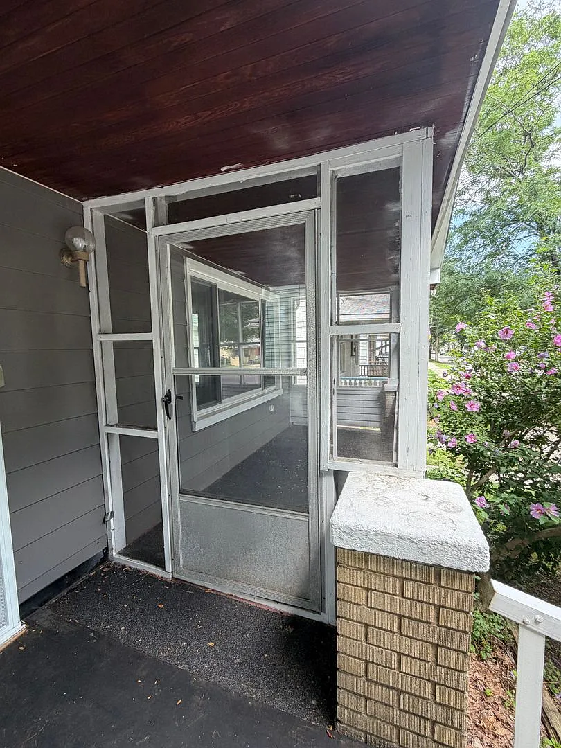 3 Beds - 2 Bath Single Family — Photo 2