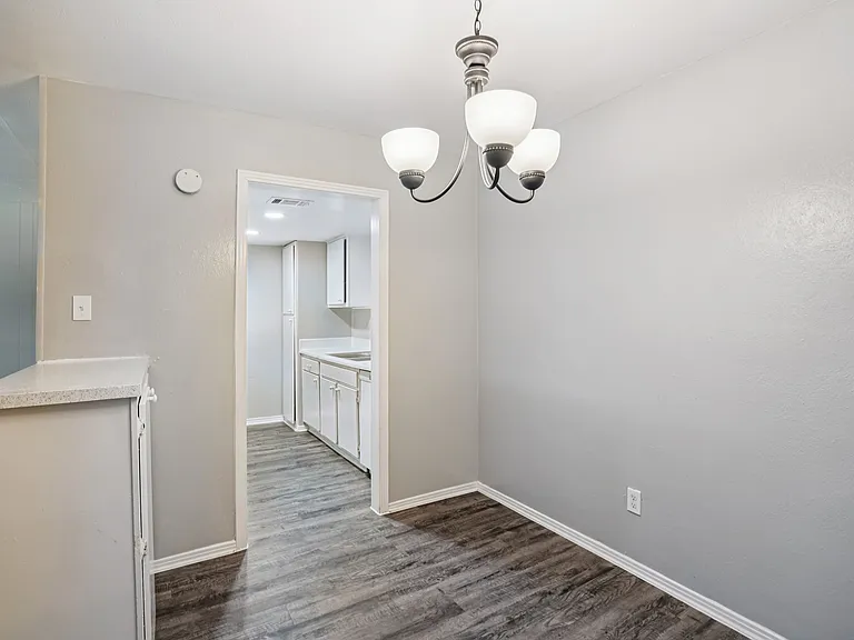 London Square Apartments — Photo 22