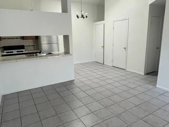 667 White Cliffs Dr APT D, El Paso, TX 79912