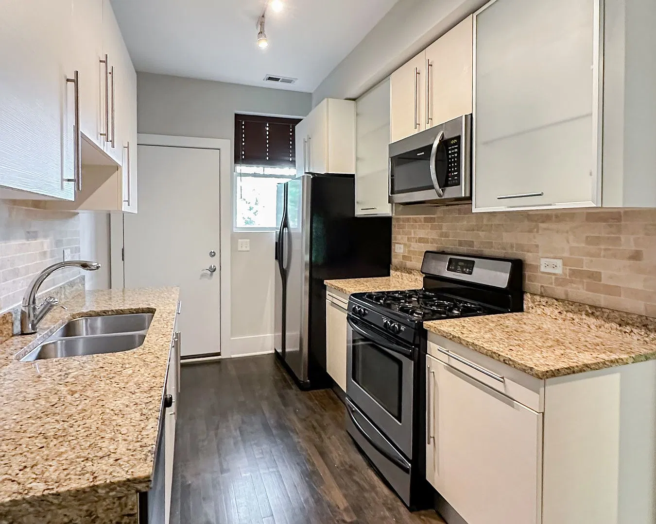 2 bed, 728 sqft, $2,875 — Photo 2