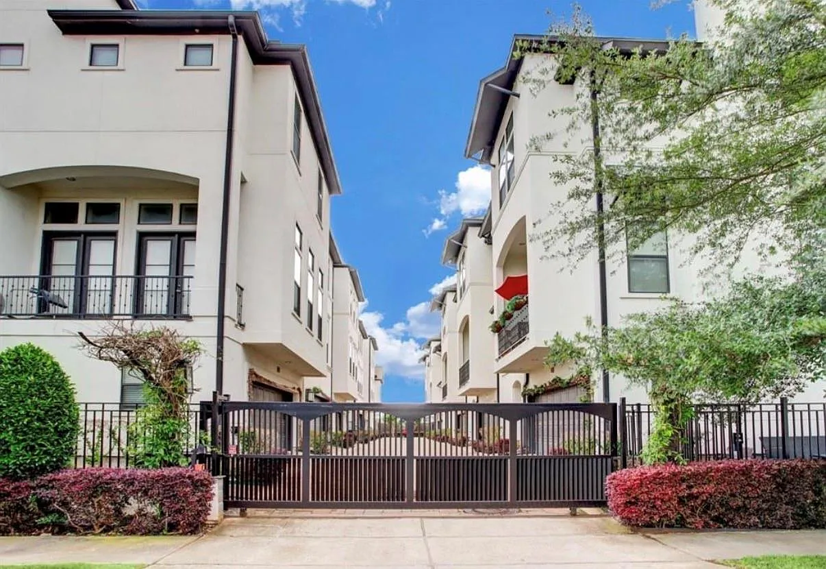 3 bed, 2.5 bath, 2217 sqft, $3,200 — Photo 1