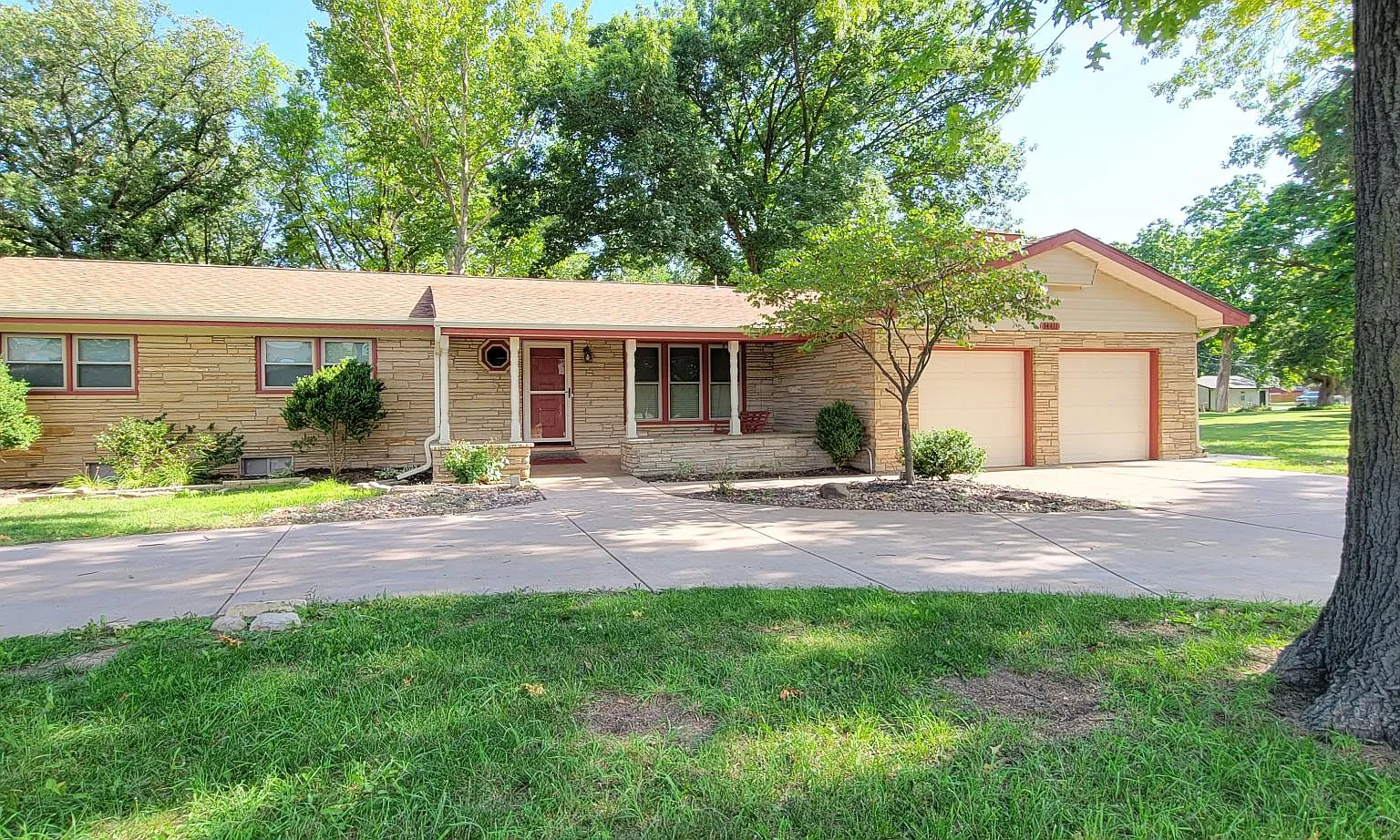 3 bed, 3352 sqft, $2,500 — Photo 3